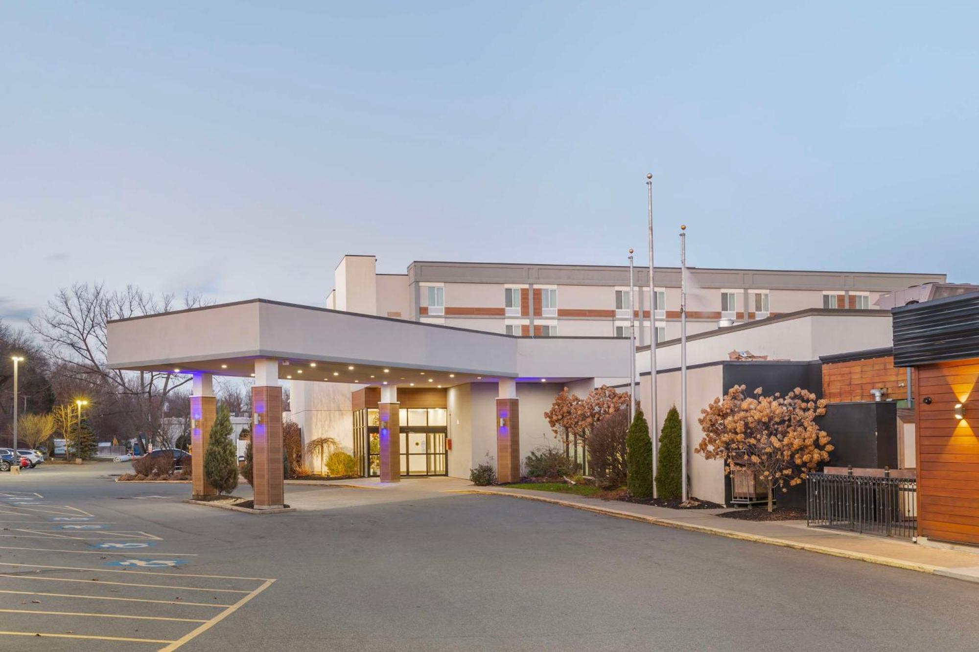 Best Western Plus New Englander Hotel Woburn Exterior photo